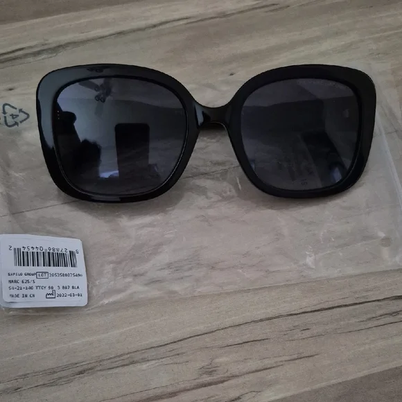 Marc Jacobs | Accessories | Marc Jacobs Black Square  display picture 3